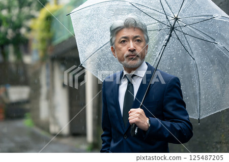 一個男人用一把雨傘 125487205