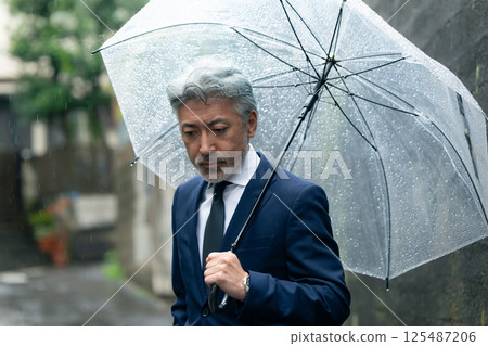 一個男人用一把雨傘 125487206