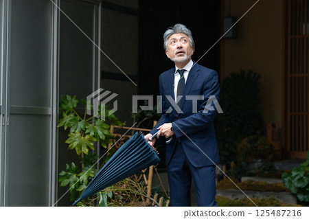 一個男人用一把雨傘 125487216