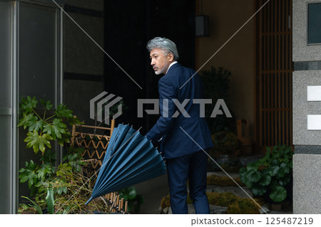 一個男人用一把雨傘 125487219