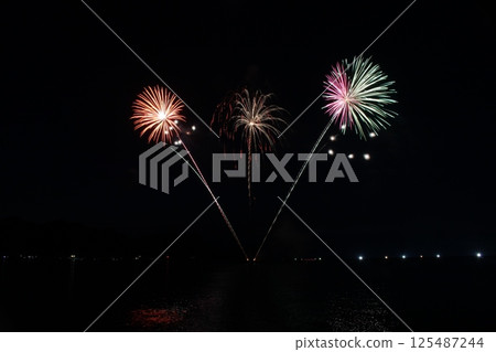 映照在水面上的煙火 夏日煙火大會 霞煙火 125487244