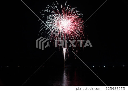映照在水面上的煙火 夏日煙火大會 霞煙火 映照在水面上的煙火 夏日煙火大會 霞煙火 125487255