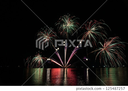 Fireworks reflected on the water surface Summer fireworks festival Kasumi fireworks Fireworks reflected on the water surface Summer fireworks festival Kasumi fireworks 125487257