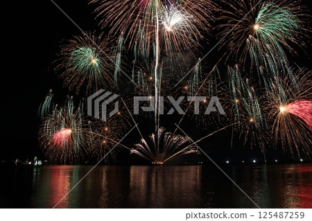 映照在水面上的煙火 夏日煙火大會 霞煙火 125487259