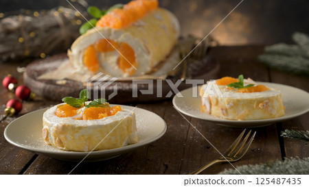 Meringue roll cake 125487435