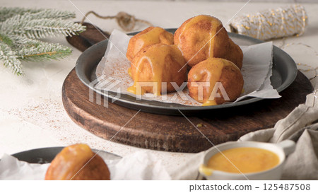 Rabanadas poveiras with egg cream and cinnamon 125487508