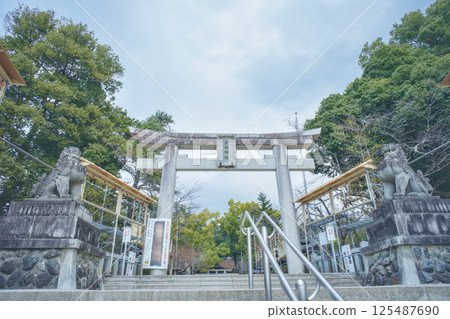 日本武田神社入口處的石質鳥居 日本武田神社入口處的石質鳥居 125487690