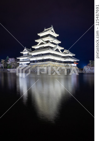 日本松本城的夜景 日本松本城的夜景 125487691