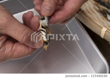 使用鰹魚片、海帶、乾沙丁魚和乾香菇製作粉狀湯料的過程。 125489290