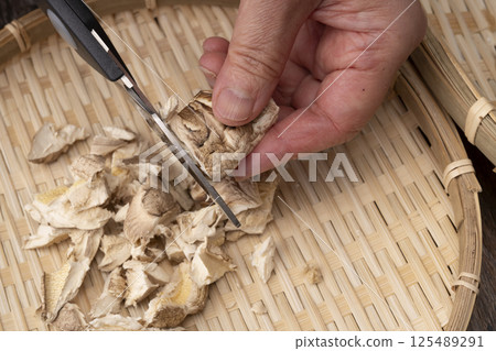 使用鰹魚片、海帶、乾沙丁魚和乾香菇製作粉狀湯料的過程。 125489291