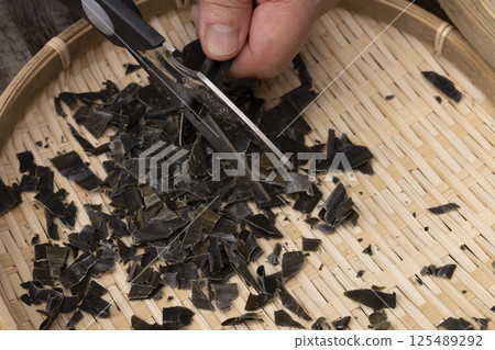 使用鰹魚片、海帶、乾沙丁魚和乾香菇製作粉狀湯料的過程。 125489292