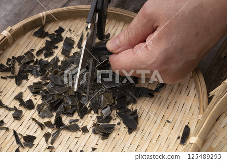 使用鰹魚片、海帶、乾沙丁魚和乾香菇製作粉狀湯料的過程。 125489293