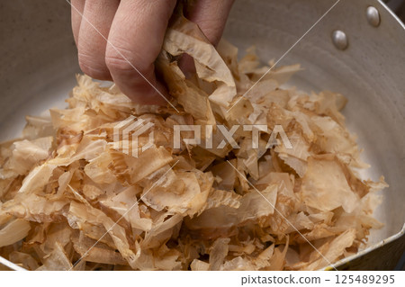 The process of making powdered soup stock using bonito flakes, kelp, dried sardines, and dried shiitake mushrooms. 125489295