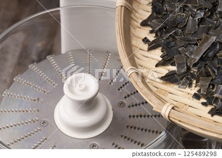 使用鰹魚片、海帶、乾沙丁魚和乾香菇製作粉狀湯料的過程。 125489298