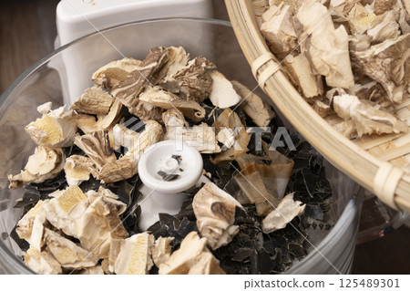 The process of making powdered soup stock using bonito flakes, kelp, dried sardines, and dried shiitake mushrooms. 125489301