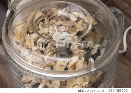 使用鰹魚片、海帶、乾沙丁魚和乾香菇製作粉狀湯料的過程。 125489302