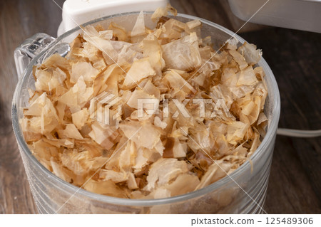 使用鰹魚片、海帶、乾沙丁魚和乾香菇製作粉狀湯料的過程。 125489306