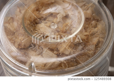 The process of making powdered soup stock using bonito flakes, kelp, dried sardines, and dried shiitake mushrooms. 125489308
