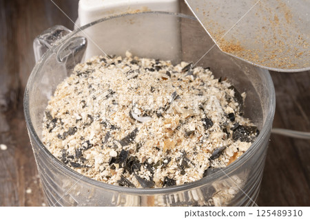The process of making powdered soup stock using bonito flakes, kelp, dried sardines, and dried shiitake mushrooms. The process of making powdered soup stock using bonito flakes, kelp, dried sardines, and dried shiitake mushrooms. 125489310
