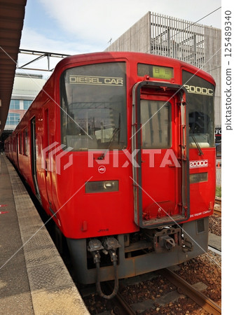Kiha 200 series train at Kurume Station leisurely waiting for departure 125489340