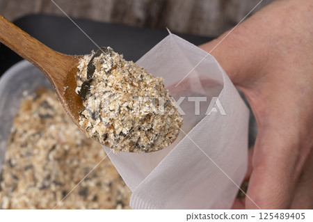將自製的粉狀高湯放入高湯袋中。 125489405