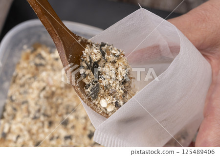 將自製的粉狀高湯放入高湯袋中。 125489406