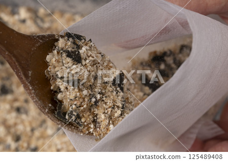 Put your homemade powdered dashi into a dashi bag. 125489408