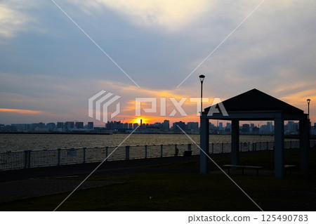 [Tokyo Bay night view] Sunset over the sea and a rest area 125490783