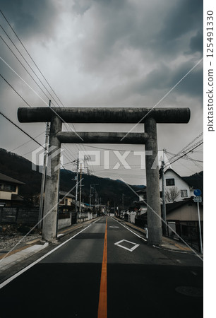 日本街道上的石質鳥居 日本街道上的石質鳥居 125491330