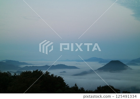 漂浮在雲彩海的山 125491334