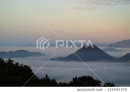 漂浮在雲彩海的山 漂浮在雲彩海的山 125491339