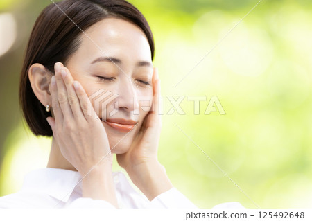 Women Skin Care 125492648