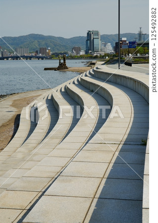 島根縣松江市宍道湖，春天的藍色天空一望無際 125492882