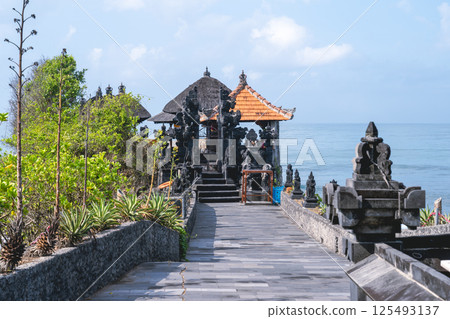 峇裡島著名的海神廟。峇裡島海神廟寺廟群的 Batu Bolong Balenese 印度教寺廟 125493137