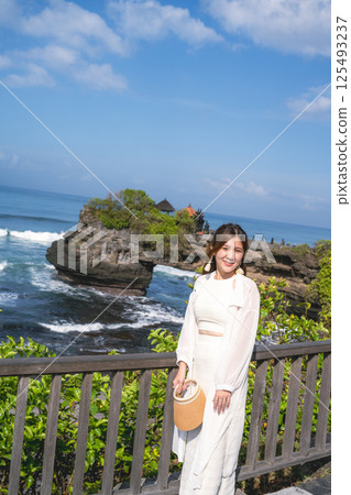 Sunshine and bright sun, first-ranked female warriors visit the sea god temple on Bai Island 125493237
