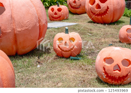 英尼古里島，2024年10月25日：海壇步道購物中心曼森節裝飾 125493969