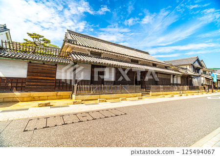 [Important Preservation District for Groups of Traditional Buildings] Yakage-juku: Scenery of the former Takakusa family residence in early summer. Yakage-cho, Oda-gun, Okayama Prefecture. 125494067