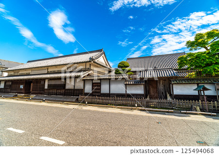 [Important Preservation District for Groups of Traditional Buildings] Yakage-juku: Scenery of the former Ishii family residence in early summer. Yakage-cho, Oda-gun, Okayama Prefecture 125494068