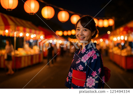 夏日祭典小吃街,一位身著浴衣的女子在燈籠的照耀下微笑 夏日祭典小吃街,一位身著浴衣的女子在燈籠的照耀下微笑 125494334