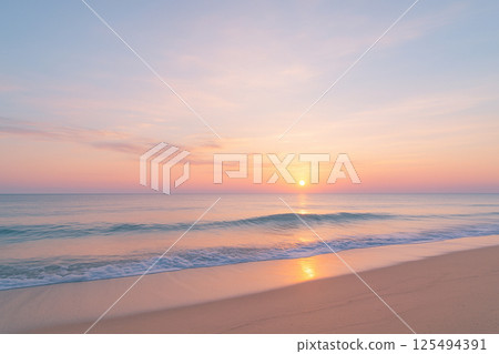 平靜的海面和沐浴在朝霞中的沙灘 / 清晨的海灘日出 平靜的海面和沐浴在朝霞中的沙灘 / 清晨的海灘日出 125494391