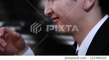 一個不誠實的推銷員帶著無畏的微笑的形象 125496426