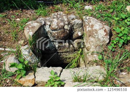 The remains of the well "Matsudaira Naoaki's Love of Ochanomizu" inside Akashi Castle (Akashi City, Hyogo Prefecture) 125496538