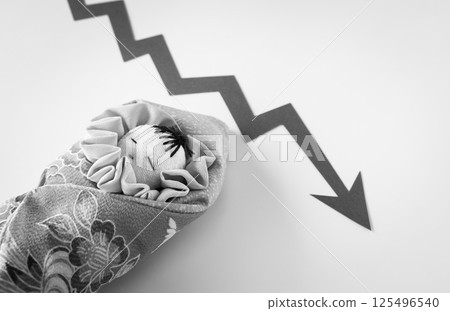 手工娃娃和箭頭，出生率下降，嬰兒出生率，襁褓嬰兒 125496540