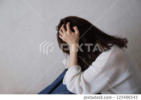 A woman holding a head 125496543