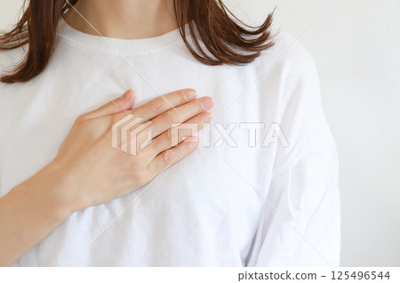 把手放在胸前的女人很擔心 125496544