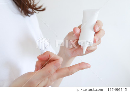 hand applying hand cream hand applying hand cream 125496545