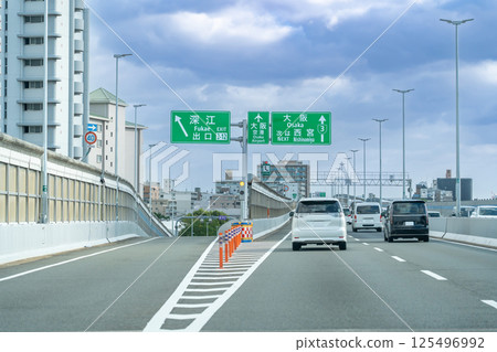 兵庫縣神戶市：阪神高速公路3號線深江出口附近行駛的汽車 125496992