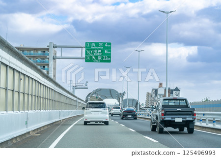兵庫縣神戶市:阪神高速公路3號線神戶線西宮出口附近行駛的汽車 兵庫縣神戶市:阪神高速公路3號線神戶線西宮出口附近行駛的汽車 125496993
