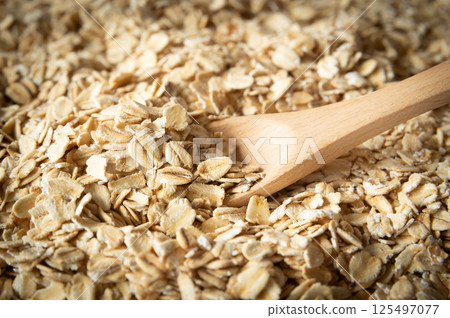 燕麥片和勺子，卷狀 125497077
