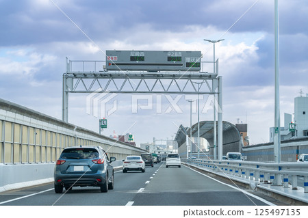 Kobe City, Hyogo Prefecture: An electronic signboard showing the travel time to the loop line on the Hanshin Expressway Route 3 Kobe Line 125497135